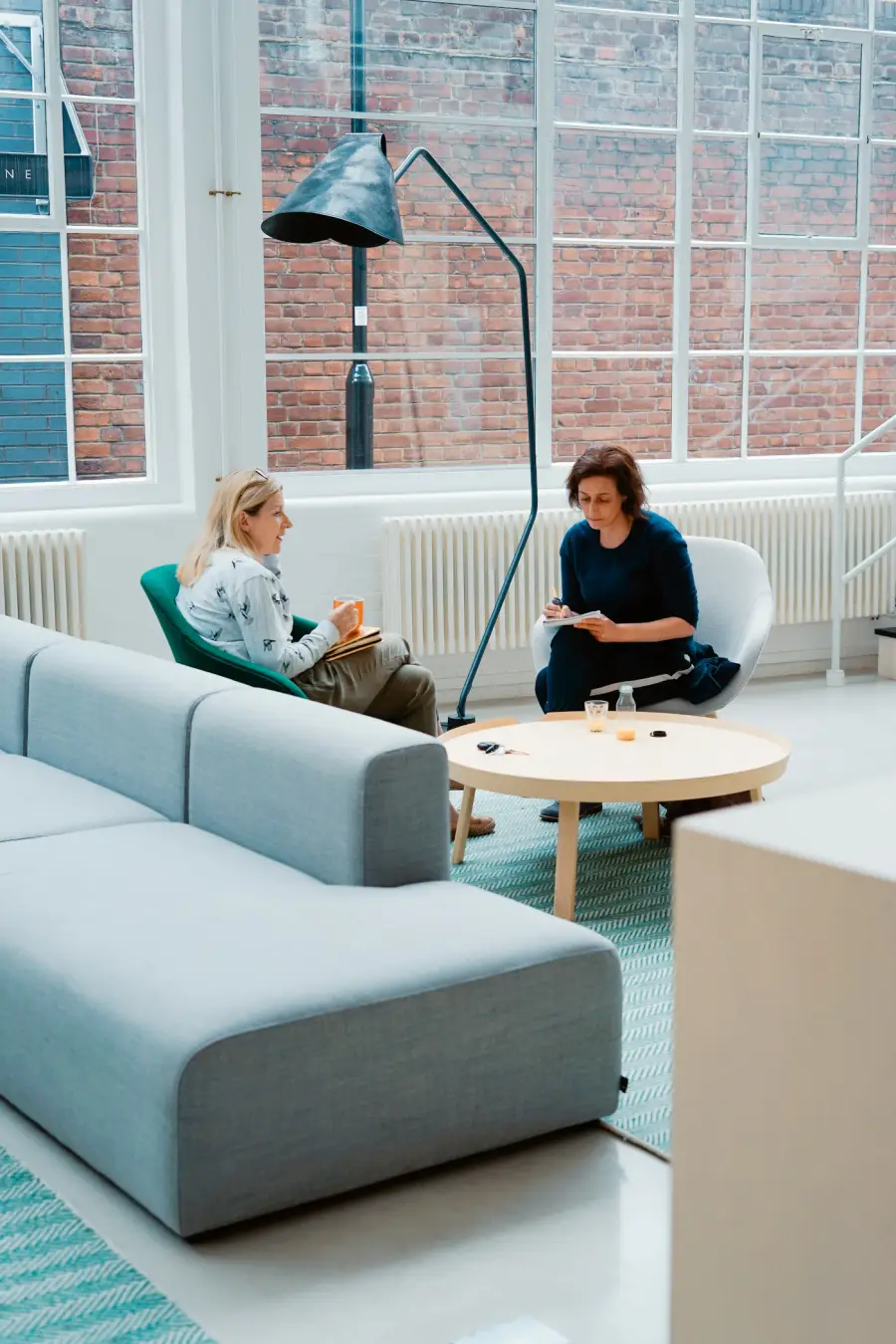 Séance de coaching dans un espace lumineux